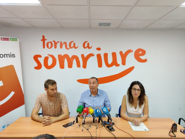 Joan Baldoví atiende a los medios entre Aitana Mas y Gerard Fullana.