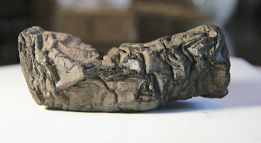 Uno de los papiros carbonizados de Herculanum
