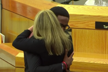 Brandt Jean abraza a la ex policía que disparó a su hermano