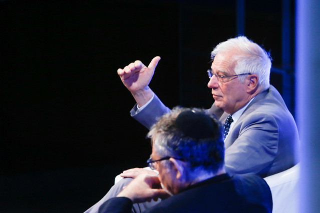 El ministro de Exteriores, Josep Borrell, interviene en el debate con el director del Instituto de Estudios Europeos de la New York University School of Law, Joseph Weiler, en la Casa América de Madrid.