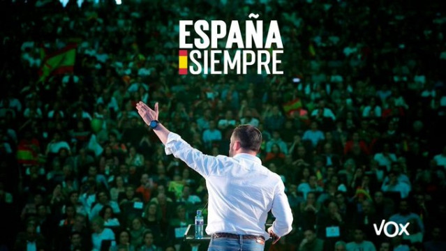 Cartel de la campaña electoral del 10N de Vox, con una foto de Santiago Abascal, presidente del partido, bjo el lema.