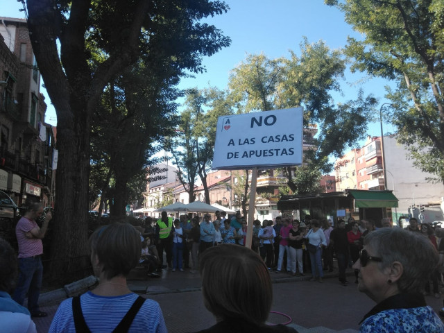 Vecinos de Carabanchel Alto se manifiestan contra las casas de apuestas por fomentar la ludopatía en jóvenes.