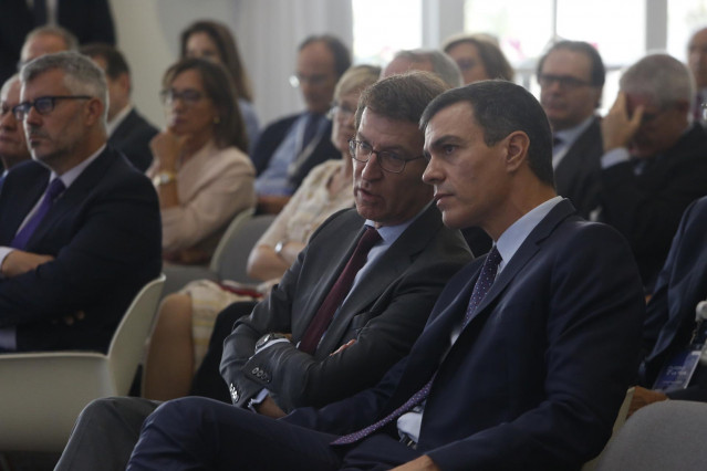 (I-D) El presidente de la Xunda de Galicia, Alberto Núñez Feijóo, y el presidente del Gobierno en funciones, Pedro Sánchez, asisten al acto de clausura del I Foro La Toja-Vínculo Atlántico al que asiste el presidente del Gobierno en funciones, Pedro Sánch