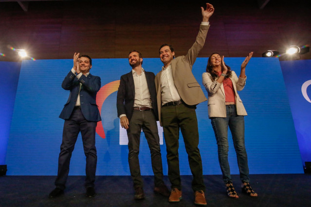 El presidente del PP, Pablo Casado, y el presidente del PP-A y de la Junta de Andalucía, Juanma Moreno, en  la Convención Económica del PP