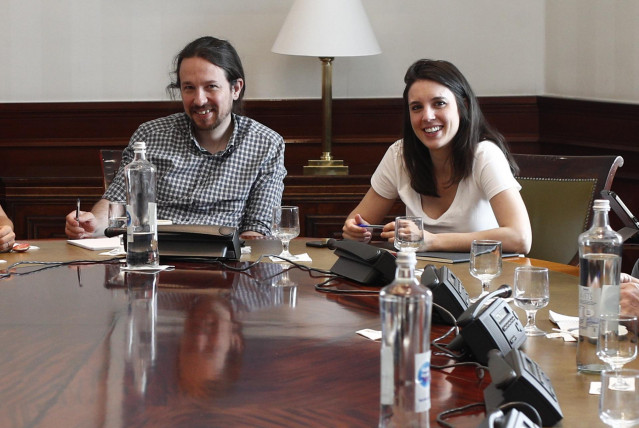 El secretari general d'Unides Podem, Pablo Iglesias i la portaveu parlamentària d'Unides Podem, Irene Montero, participen en la reunió de la taula política Confederal per a les negociacions de Govern