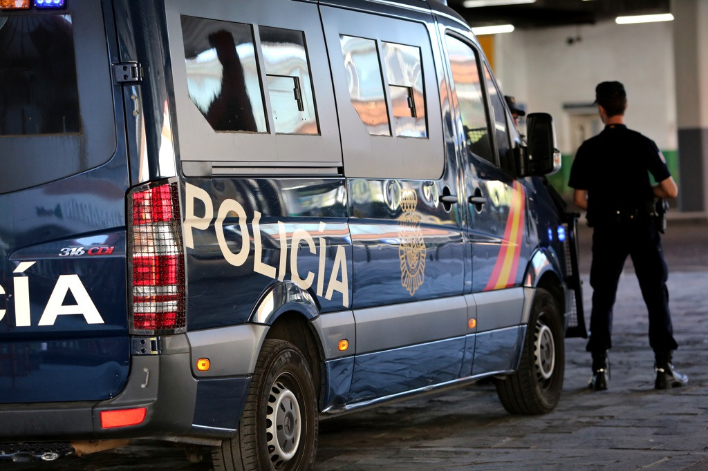 Recursos de Policía Nacional, agente, agentes, policía, policías, furgoneta policial