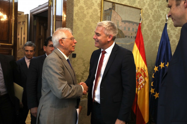 Josep Borrell y Steve Barclay