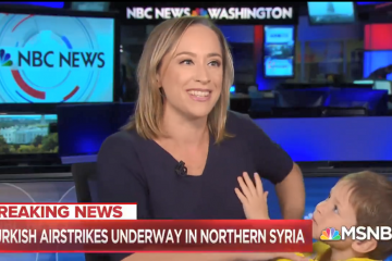 Presentadora interrumpida  por el hijo cuando estaba en directo en la televisión