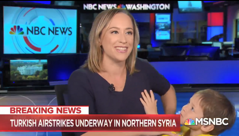 Presentadora interrumpida  por el hijo cuando estaba en directo en la televisión