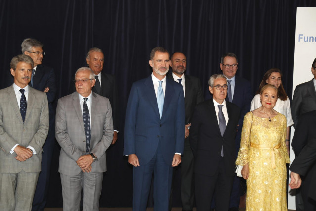 El ministro de Exteriores y UE en funciones Josep Borrell (2i); el Rey Felipe VI (3i); el presidente de la Fundación Euroamérica, Ramón Jáuregui Atondo (4i); y la presidenta de honor de la Fundación Euroamérica, Benita Ferrero-Waldner (5i)  durante el act