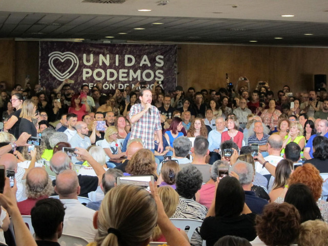 El secretario general de Podemos, Pablo Iglesias, en un encuentro con colectivos sociales de la Región de Murcia