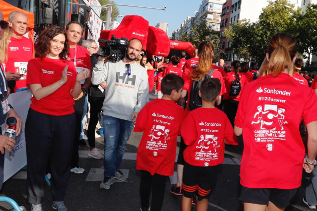 La preisdenta de la Comunidad, Isabel Díaz Ayuso, en una carrera solidaria.