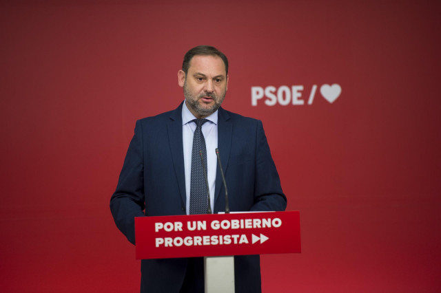 El secretario de organización del PSOE y ministro de Fomento en funciones, Jose Luis Ábalos dando una rueda de prensa tras la reunión de la Comisión Ejecutiva Federal del PSOE en su sede, en Ferraz, en Madrid, a 19 de septiembre de 2019.