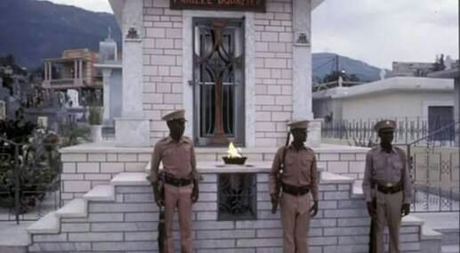 La tumba de Franu00e7ois Duvalier, tambiu00e9n conocido como Papa Doc, antes de ser destruida