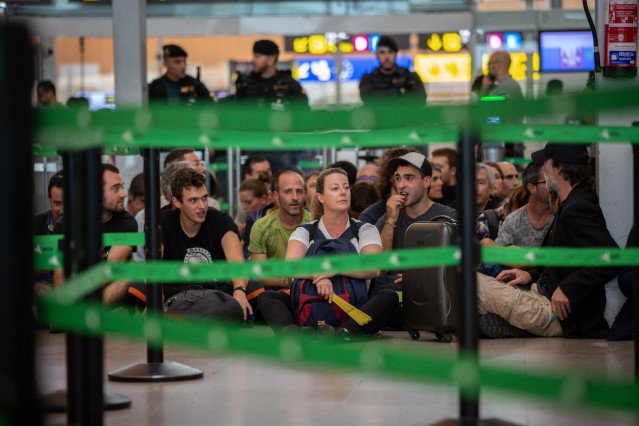 Un grupo de personas permanece sentado en el Aeropuerto de Barcelona en protesta por la sentencia del Tribunal Supremo sobre el juicio del ‘procés’.