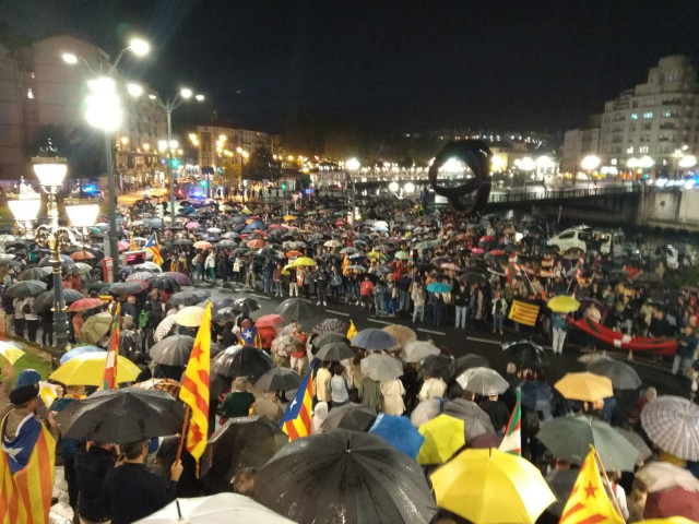 Cientos de personas protestan en Bilbao contra la sentencia del procés, convocadas con Gure Esku Dago.
