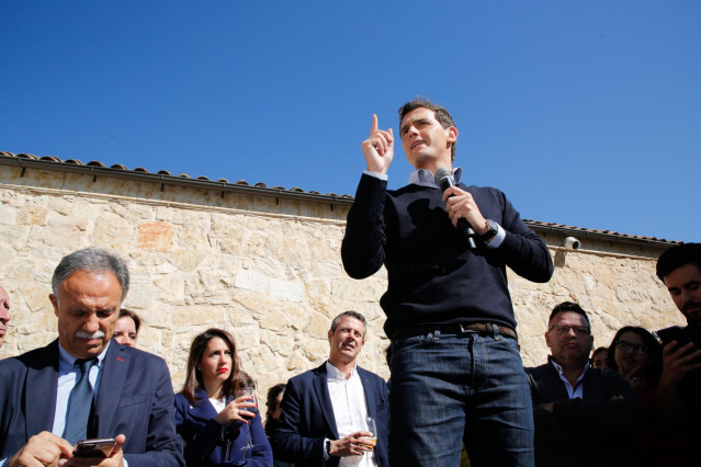 El presidente de Ciudadanos, Albert Rivera, durante un encuentro con simpatizantes llamado 'Vamos de cañas con Albert Rivera' en el patio del Casino del Tormes, en Salamanca (Castilla y León, España), a 10 de octubre de 2019. Le acompaña el cabeza de list