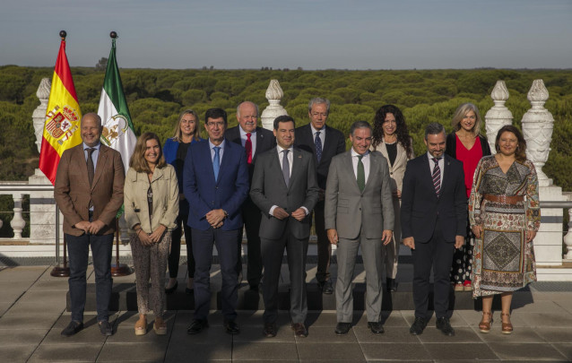 El presidente de Junta de Andalucía, Juanma Moreno (c) posa junto a los consejeros de la Junta, en una foto institucional en el Palacio del Acebrón, donde se ha celebrado el consejo de Gobierno con motivo del 50 aniversario del Parque Nacional de Doñana.
