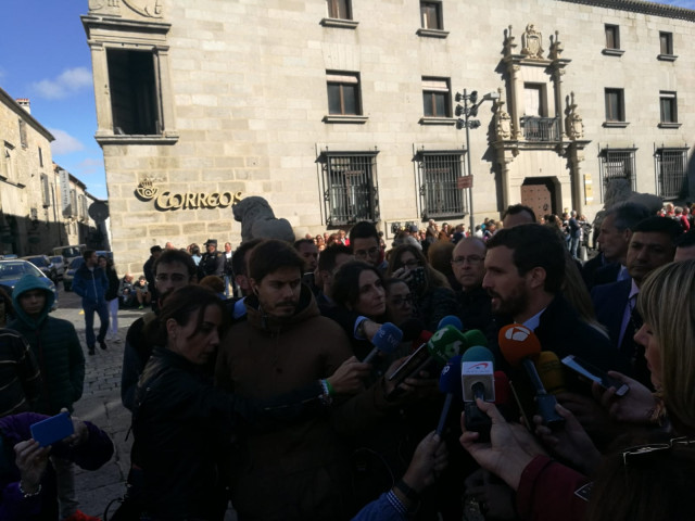 Casado atiende a los medios de comunicación antes de participar en la Misa y procesión de Santa Teresa de Ávila.