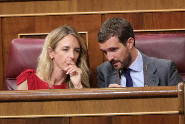 La portavoz del PP en el Congreso, Cayetana Álvarez de Toledo, habla con el presidente del PP Pablo Casado, durante el Pleno extraordinario en el Congreso para tratar la gestión del 'Open Arms'