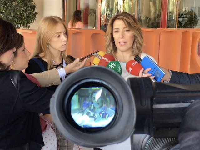 La secretaria general del PSOE-A, Susana Díaz, atendiendo a los periodistas antes de participar en el VIII Congreso Autonómico de CSIF Andalucía en Sevilla