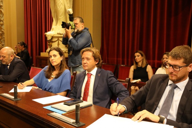Los diputados de Vox, con Jorge Campos en el centro, en sus escaños en el Parlament durante la investidura de Armengol