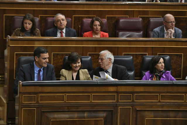 El presidente del Gobierno, Pedro Sánchez; la vicepresidenta, Carmen Calvo; el minstro de Asuntos Exteriores, Josep Borrell; y la ministra de Defensa, Margarita Robles.