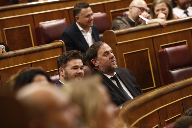 El portavoz parlamentario de Esquerra Republicana (ERC), Gabriel Rufián, y el preso del procés y exvicepresidente de la Generalitat, Oriol Junqueras sentados en el Congreso de los Diputados durante la constitución de la XIII Legislatura de la Cámara Baja.