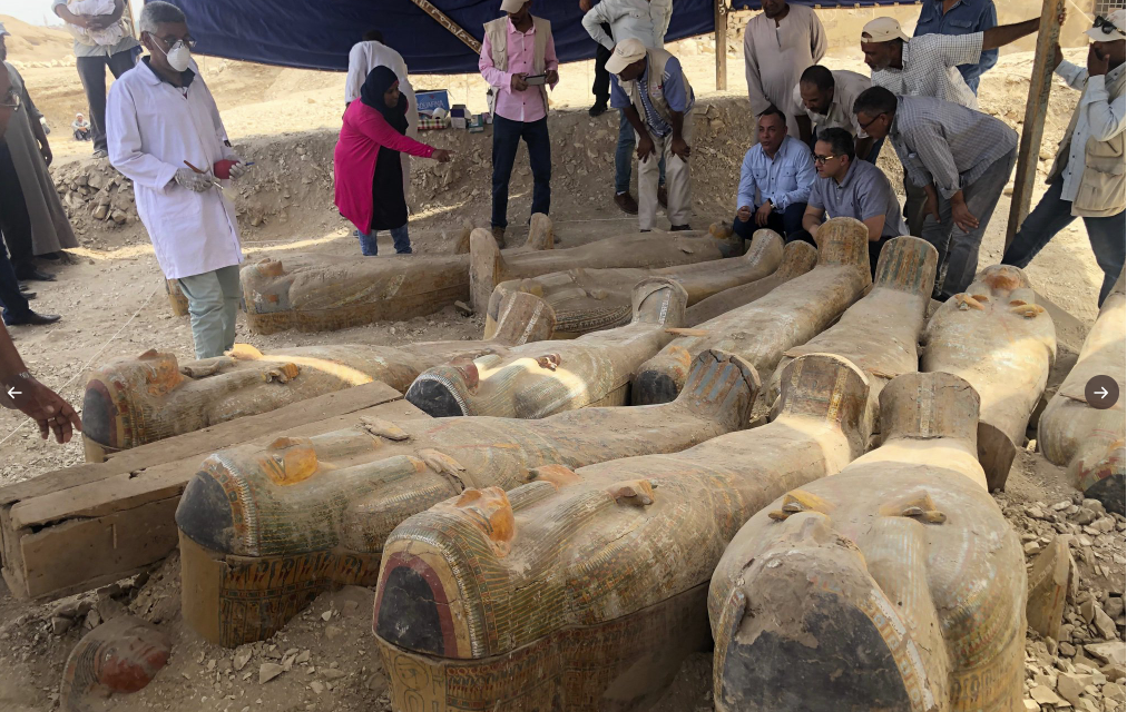 u200bArqueu00f3logos descubren mu00e1s de veinte sarcu00f3fagos cerca de Luxor