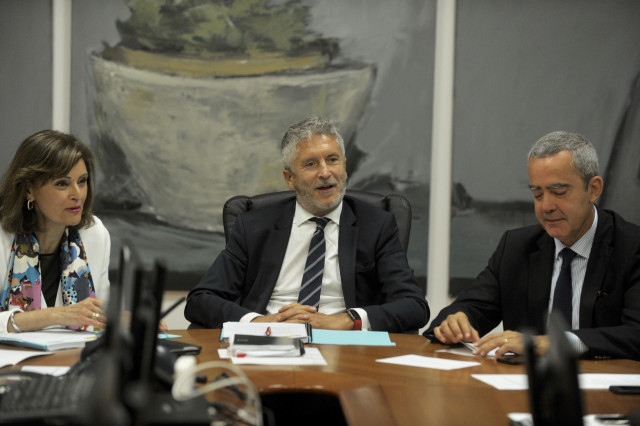 El ministro del Interior en funciones, Fernando Grande-Marlaska (2i), junto a la secretaria de Estado de Seguridad, Ana Botella Gómez (1i), durante la reunión para la constitución del CECOR en San Sebatián.