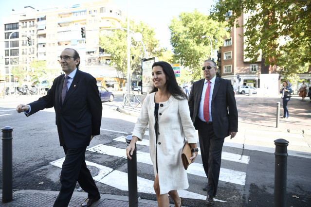 El vicepresidente tercero de la Mesa de la Asamblea de Madrid, José Ignacio Arias Moreno (1i) y la  la portavoz de Vox en la Asamblea de Madrid, Rocío Monasterio (2i) acuden a la misa en honor a la patrona de la Guardia Civil  en la Parroquia de Delicias,