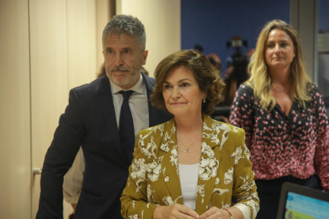 El ministro del Interior en funciones, Fernando Grande-Marlaska, y la vicepresidenta del Gobierno en funciones, Carmen Calvo, en las instalaciones del Sistema de Seguimiento Integral en los casos de Violencia de Género (Sistema VioGén), de la Secretaría d