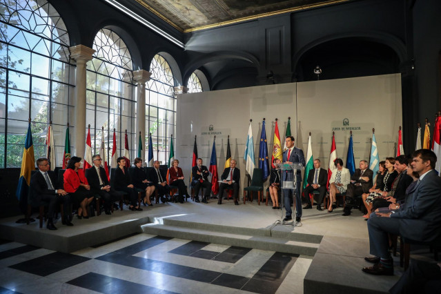 Juanma Moreno, este jueves, durante su intervención ante embajadores de países de la UE