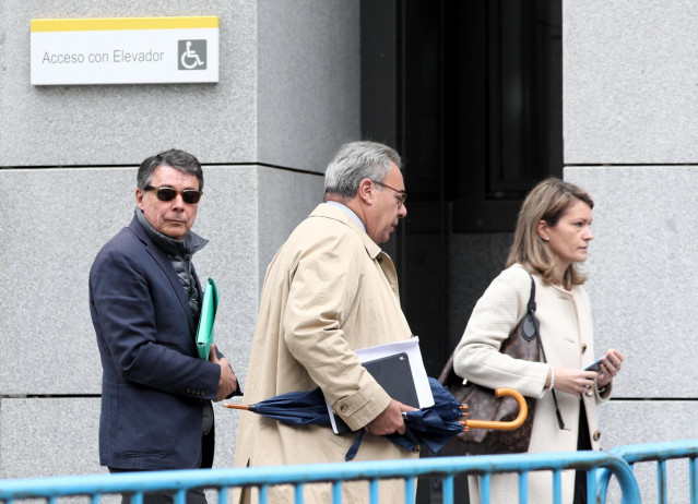(I-D) El expresidente madrileño Ignacio González y su abogado Esteban Maestre salen de la Audiencia Nacional tras testificar el primero en relación a la presunta financiación ilegal del PP en el caso Púnica, en Madrid (España), a 17 de octubre de 2019.