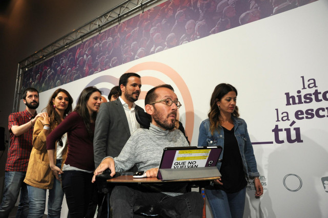 Juanma del Olmo, Noelia Vera, Irene Montero, Alberto Garzón, Pablo Echenique y Sira Rego, tras su comparecencia pública en el  en el Teatro Goya después de conocerse los resultados de la elecciones generales.