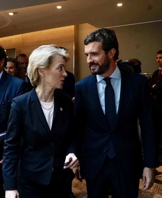 El presidente del PP, Pablo Casado, con la presidenta electa de la Comisión Europea, Ursula Von Der Layen.