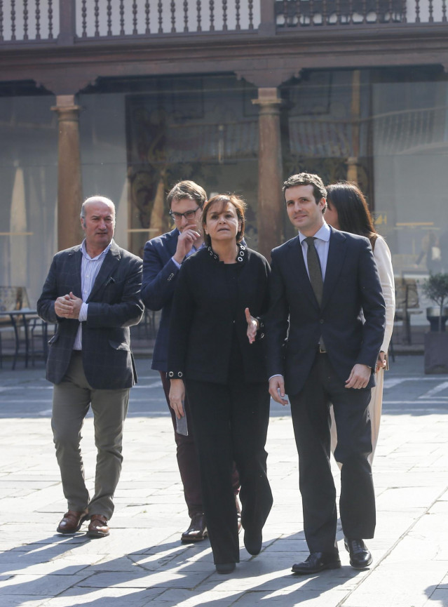 La presidenta de Foro Asturias, Carmen Moriyón y el presidente nacional del Partido Popular, Pablo Casado, antes de la firma del acuerdo.