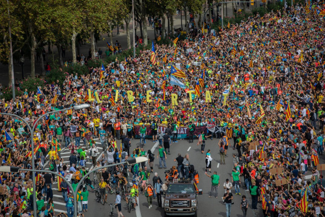 Llegada de miles de personas de les 'Marxes per la llibertat' por la avenida Meridiana de Barcelona