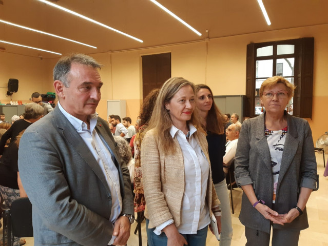 La candidata de Unidas Podemos al Congreso por Baleares, Antonia Jover, y los candidatos de la misma coalición Vicky Rosell y Enrique Santiago, en el acto 'Salvar la Democracia' celebrado en Palma