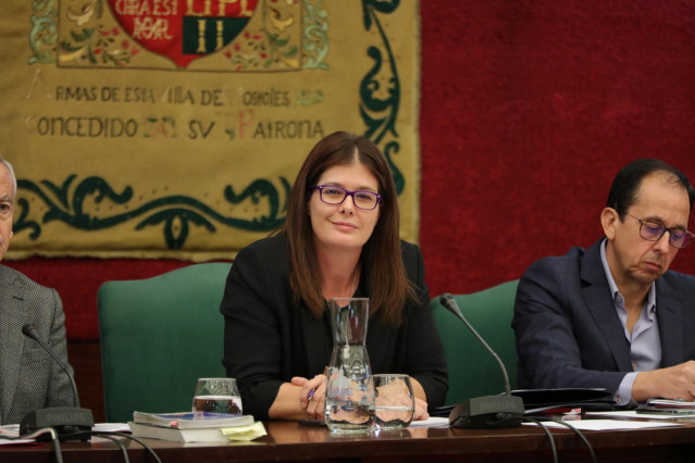 La alcaldesa de Móstoles, Noelia Posse, durante el pleno extraordinario en el que se decide si sale adelante su reprobación por la polémica generada por las designaciones para cargos de confianza de familiares y amigos, en Móstoles/ Madrid (España), a 21