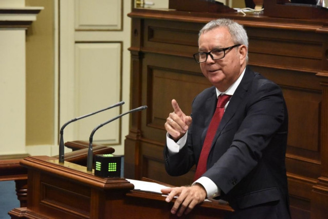 El portavoz del Grupo Parlamentario Socialista, Sebastián Franquis, interviene desde la tribuna en el Parlamento de Canarias