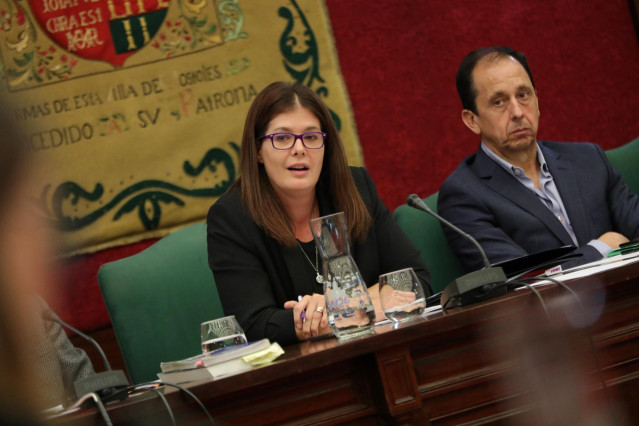 La alcaldesa de Móstoles, Noelia Posse, durante el pleno extraordinario en el que se ha decidido con el voto de todos los grupos del pleno, excepto el del PSOE, su reprobación por la polémica generada por las designaciones para cargos de confianza de fami