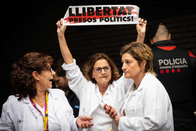 Miembros del personal sanitario del Hospital de Sant Pau se concentran a las puertas del centro con motivo de la visita del presidente del Gobierno en funciones, Pedro Sánchez.