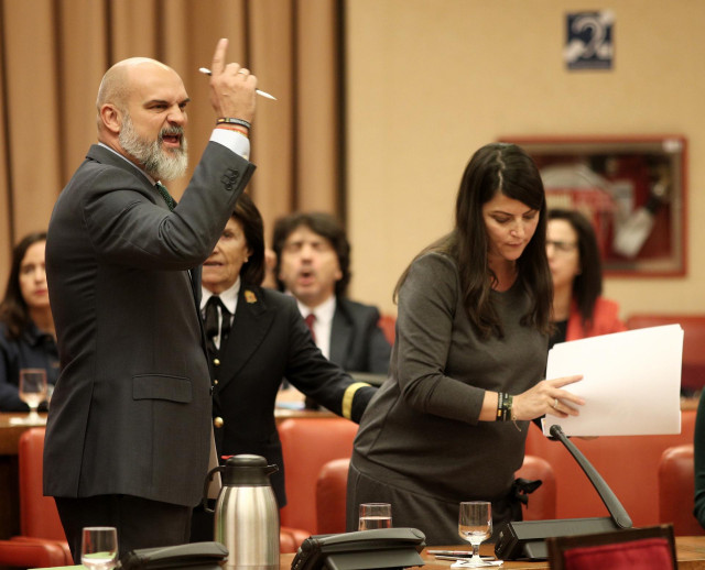 El diputado de VOX en el Congreso Víctor Sánchez del Real junto a la secretaria general del grupo parlamentario, Macarena Olona, protestando antes de salir de la Diputación Permanente.