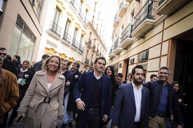 Albert Rivera con Isabel Albás y Fran Carrillo en las calles de Córdoba, en una imagen de archivo.