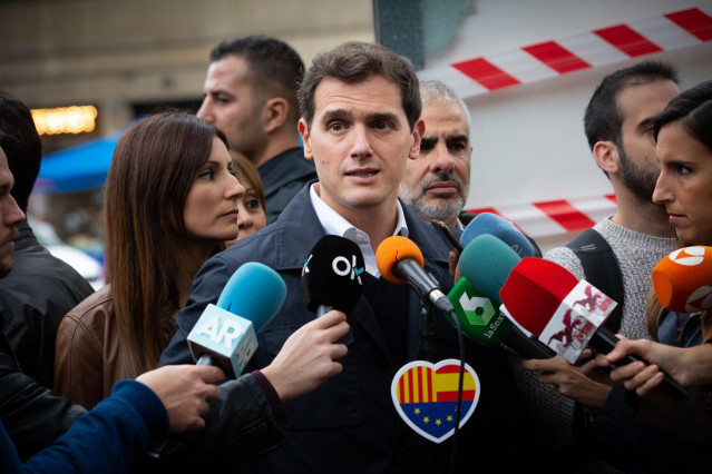 El presidente de C's, Albert Rivera atiende a los medios de comunicación tras visitar diferentes establecimientos afectados por los disturbios, en Barcelona (España), a 22 de octubre de 2019.