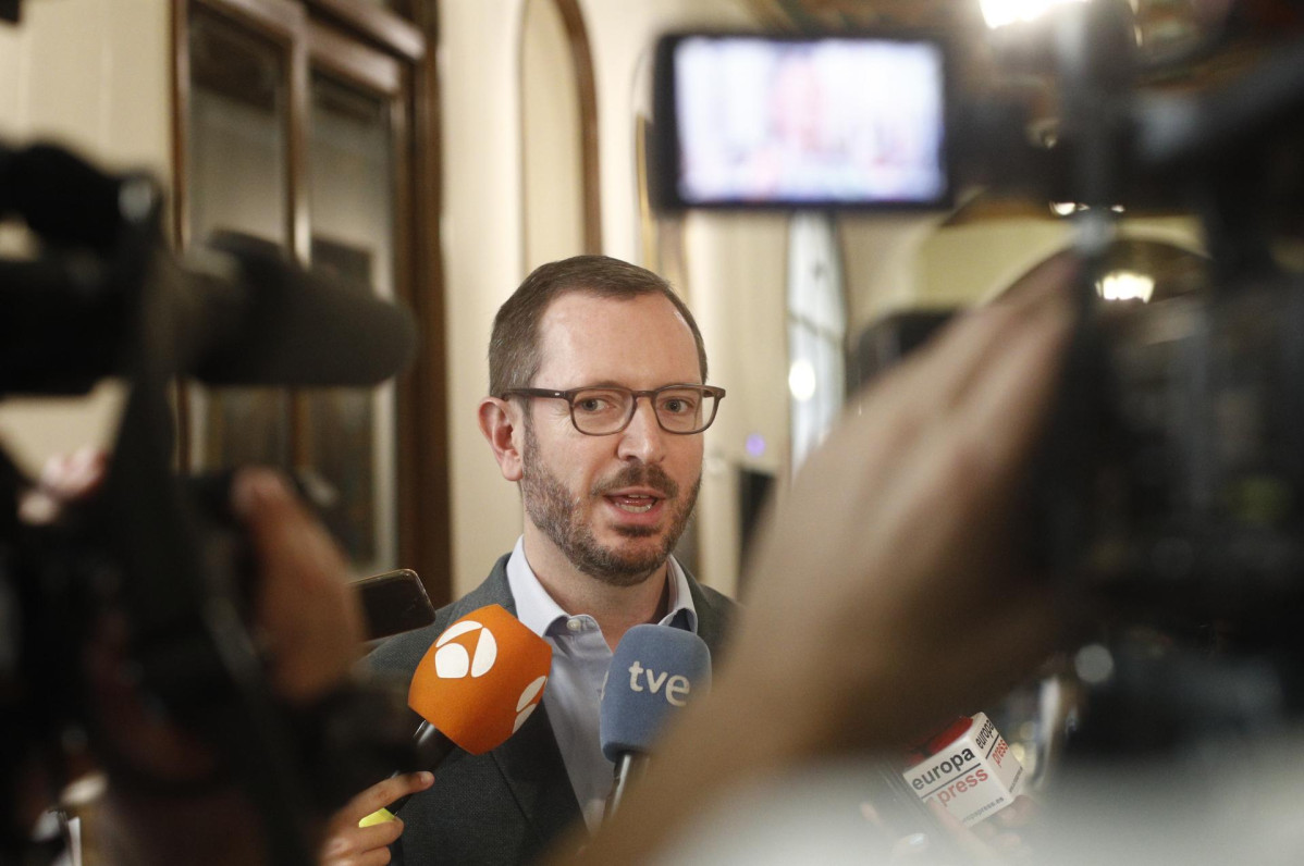 El portavoz del PP en el Senado, Javier Maroto, ofrece declaraciones a los medios de comunicación durante la constitución de las Comisiones del Senado de la XIII Legislatura, un día después de su 