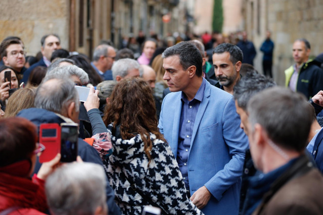 El presidente del gobierno en funciones, Pedro Sánchez durante su visita por el casco antiguo de la ciudad de Salamanca, a 23 de octubre de 2019.