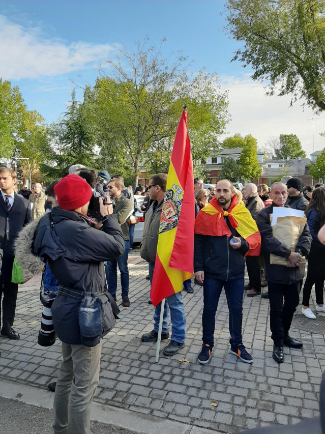 Pequeña concentración de franquistas en las inmediaciones del cementerio de El Pardo Mingorrubio antes de la inhumación de los restos de Francisco Franco en El Pardo (Madrid, España), a 24 de octubre de 2019.