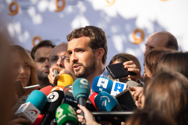 El presidente del PP, Pablo Casado, atiende a los medios de comunicación durante la manifestación de Sociedad Civil Catalana bajo el lema 'Por la concordia, por Catalunya: ¡Basta!', en Barcelona (Cataluña/España) a 27 de octubre de 2019.